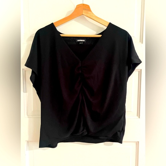 Express Relaxed V-Neck Ruched Tee in Black - Picture 4 of 8